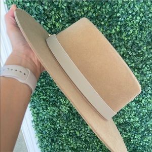 New / unused  size 59 M/L comes with removable leather band pin in stone .